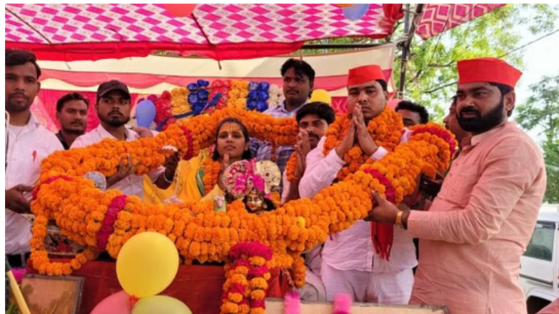 पुरदिलनगर में भागवत कथा के दौरान कथावाचक श्रद्धा किशोर का स्वागत करते समाज के लोग